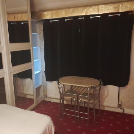 Lovely 1-Bed Studio In London Apartment Exterior photo